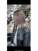 レイヤーボブハイライトブリーチレイヤーハイトーングレージュ