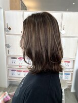 エルフ(elf)&nbsp;ハイライトカラー　ミディアムレイヤー　くびれ