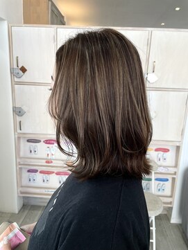 エルフ(elf) ハイライトカラー　ミディアムレイヤー　くびれ