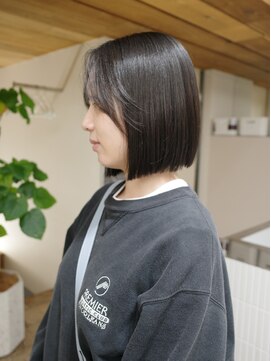 サーリー(SURLY) 20代30代ぱつっとボブ前下がりボブ流れる顔まわりカット