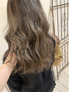 エミュー(emue) 20代30代 ハイライトカラー×ミルクティーベージュ 木ノ下