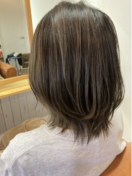 ヘアーアンドネイルトビラ(To villa)の写真/商材豊富なカラー剤で髪と頭皮に優しい◎〈hair&nail To villa〉でワンランク上の綺麗なグレイカラーを！