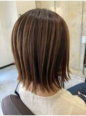 小顔効果のあるミディアムヘア／ハイライトカラー/白髪ぼかし