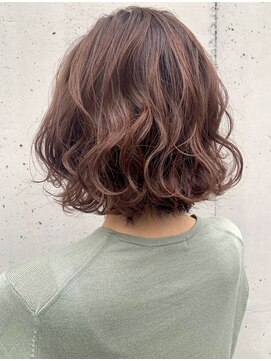 カミナ(KAMINA) ミディアムボブスタイル。