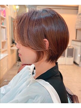 アトリエ エス atelier es HAIRDESIGN センターパート/ニュアンスカラー/レイヤーカット/ベージュ/小顔