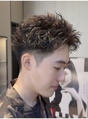 メンズショートパーマ刈り上げセンターパートフェザーシャドウ
