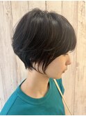 くびれと丸みの中間は優しく女性らしい王道ショートボブ