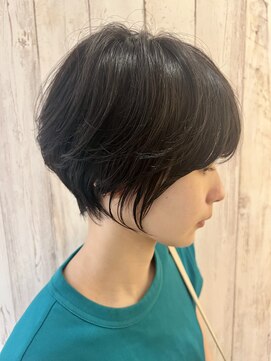 ナルム(naluM) くびれと丸みの中間は優しく女性らしい王道ショートボブ