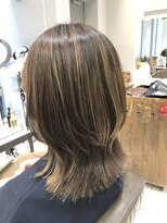 くびれヘアが大人可愛い　ハイライト　オリーブグレージュカラー