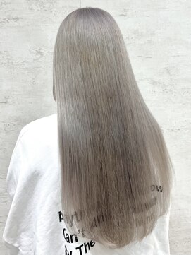 イル(iLu.) ホワイトシルバーパールベージュアッシュブロンド