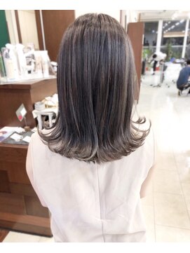 キアラ(Kchiara) 【kchiara川野】ハイライト外ハネ切りっぱなしくびれミディ