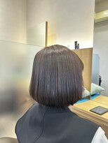 ウイバイファースト(u'i by first)&nbsp;首のラインで切りそろえられた、きれいなボブスタイル