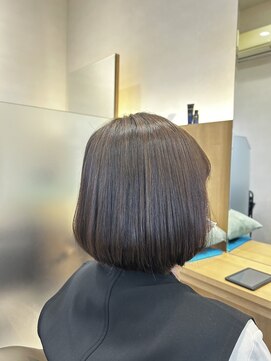 ウイバイファースト(u'i by first) 首のラインで切りそろえられた、きれいなボブスタイル