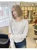 切りっぱなしボブ・ダブルカラーブロンドヘア・ブリーチあり