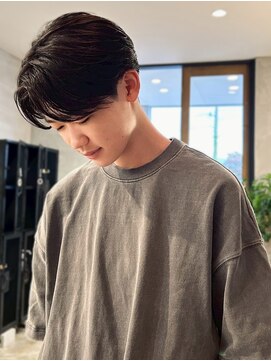 ハレ(hale) ツーブロック 毛流れパーマ 20代 ビジネスカット センターパート