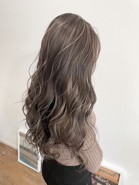 キュー(cue) 【cue】細めに入れることで上品に仕上げるハイライトスタイル