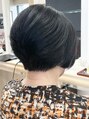 ヘアークリアー 春日部 〈大人女性に人気〉頭の形が綺麗に見える前下がりショートカット