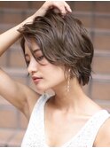 大人ショートボブ流し前髪小顔カット丸みシルエット