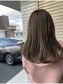 グレージュ切りっぱなしボブ前髪ありミニボブミルクティベージュ