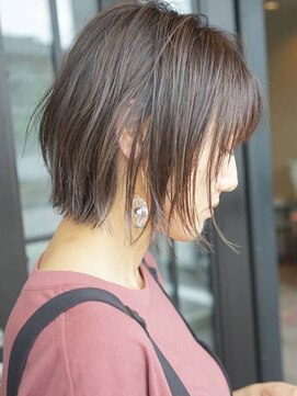 メゾン アヴァロ(Maison Avallo) シースルー切りっぱなしボブ