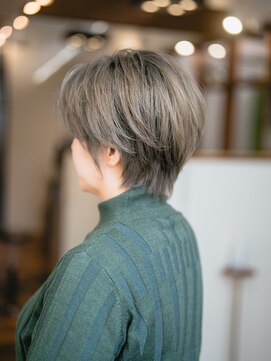 ヘアデザイン ステラ(hair design sTella) ☆襟元スッキリショートスタイルにスモーキーアッシュカラー☆