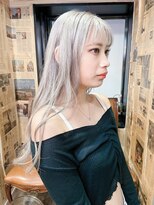 シック(Chic) ミルクティーアッシュハイトーンカラー斜めバングうる艶髪