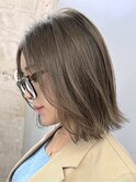 表参道白髪ぼかしハイライトミディアムボブアッシュグレー30代