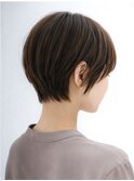 タイトな襟足とダークブラウンマニッシュショート