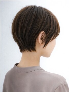 キビト(kibito) タイトな襟足とダークブラウンマニッシュショート