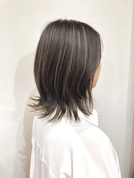 ウォーム(warm) グレージュ外ハネウルフボブ