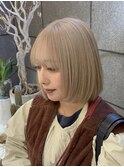 パツッとボブに顔周りレイヤーホワイトブロンド