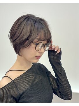 メモリーズ 表参道(Memories) 30代40代50代耳かけショートボブ前髪あり丸みショート白髪ぼかし