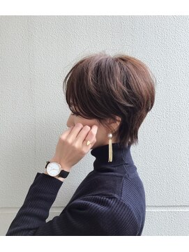 ペネロープ(Penelope) 大人可愛いくびれショート 艶カラーくすみカラー　YACHI