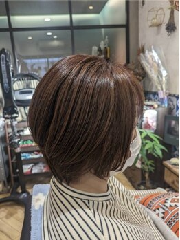 初めての白髪染めも自分らしさが輝くカラーを♪おしゃれにダメージを抑えて自然と馴染む仕上がりに。