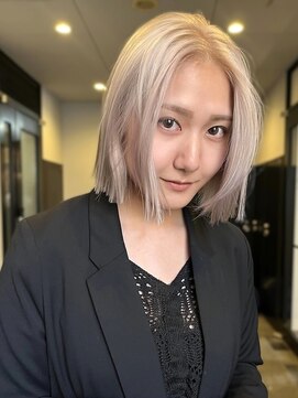 ロティー(loty) ショート ボブ ホワイトブロンド ブリーチ ハイトーン 10代20代