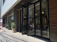 ローグ(Logue)の雰囲気(自然光の差し込む、ウッドデッキのある暖かな空間。【藤沢駅】)