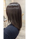 ナチュラルストレート×ダークトーンの寒色系カラー