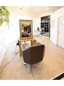 髪質改善サロン WE BE PARSLEY atre 川越店【ウィービーパセリアトレ】の写真/大きなキッズスペース完備♪お子様の隣で施術可能！ママも安心して通える髪質改善サロン