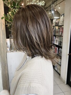 ペネロープ(Penelope) ［新宿］ミディアムレイヤー/ウルフレイヤー/ハイライト/グレー