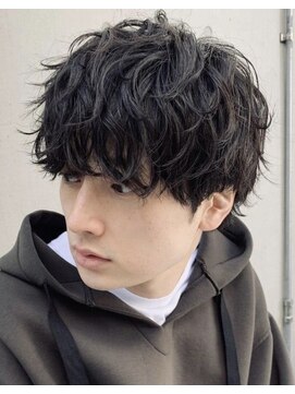 レタッチバイフィフス(RETOUCH by fifth) メンズ刈り上げ前下がりセンターパート毛流れスパイラルパーマ