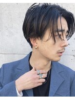 自然体がカッコイイ！ナチュラルに動く前下がりセンターパート