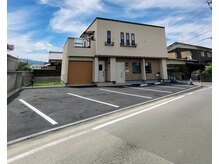 メンズアトリエステップ(Men's Atelier STEP)の雰囲気（店の外観です！駐車場5台完備！幅3mと広く、楽々駐車可能です！）