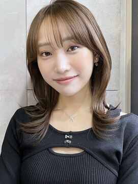 トルネード(TORNADO) 面長ミディアムレイヤーオリーブブラウン 外ハネ A1117