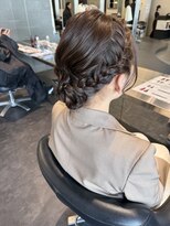 スノウ(SKNOW)&nbsp;ヘアアレンジ　シニヨン　編み込み