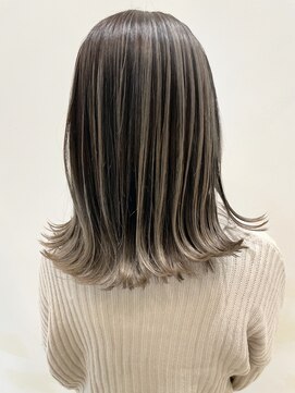 トルネード(TORNADO) 外国人風ハイライトバレイヤージュ白髪ぼかし グレージュ