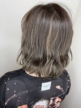 モルニ(MORNI) グレージュ_マロンベージュ Aラインボブ かきあげ