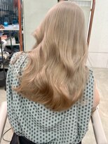 ナル(nalu.)&nbsp;ブロンドヘア/抜きっぱなし/ブロンドベージュ/オン眉/髪質改善