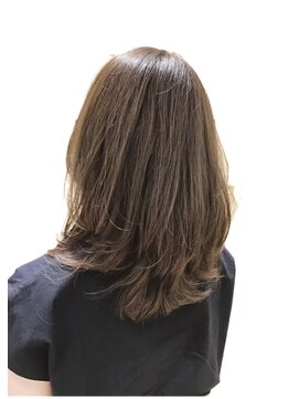 アルム(arum) 自然に揺れる上品スタイル、ミディアム