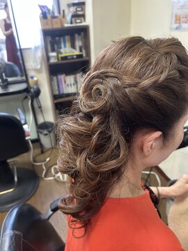 サイド編み込みアップヘア