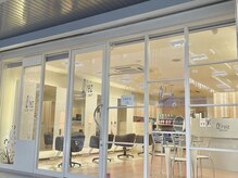 アルファレイズ ヘア ユニット(alphareiz hair unit)の雰囲気（広々とした席。昼間は太陽の光が差し込んで癒されます☆）